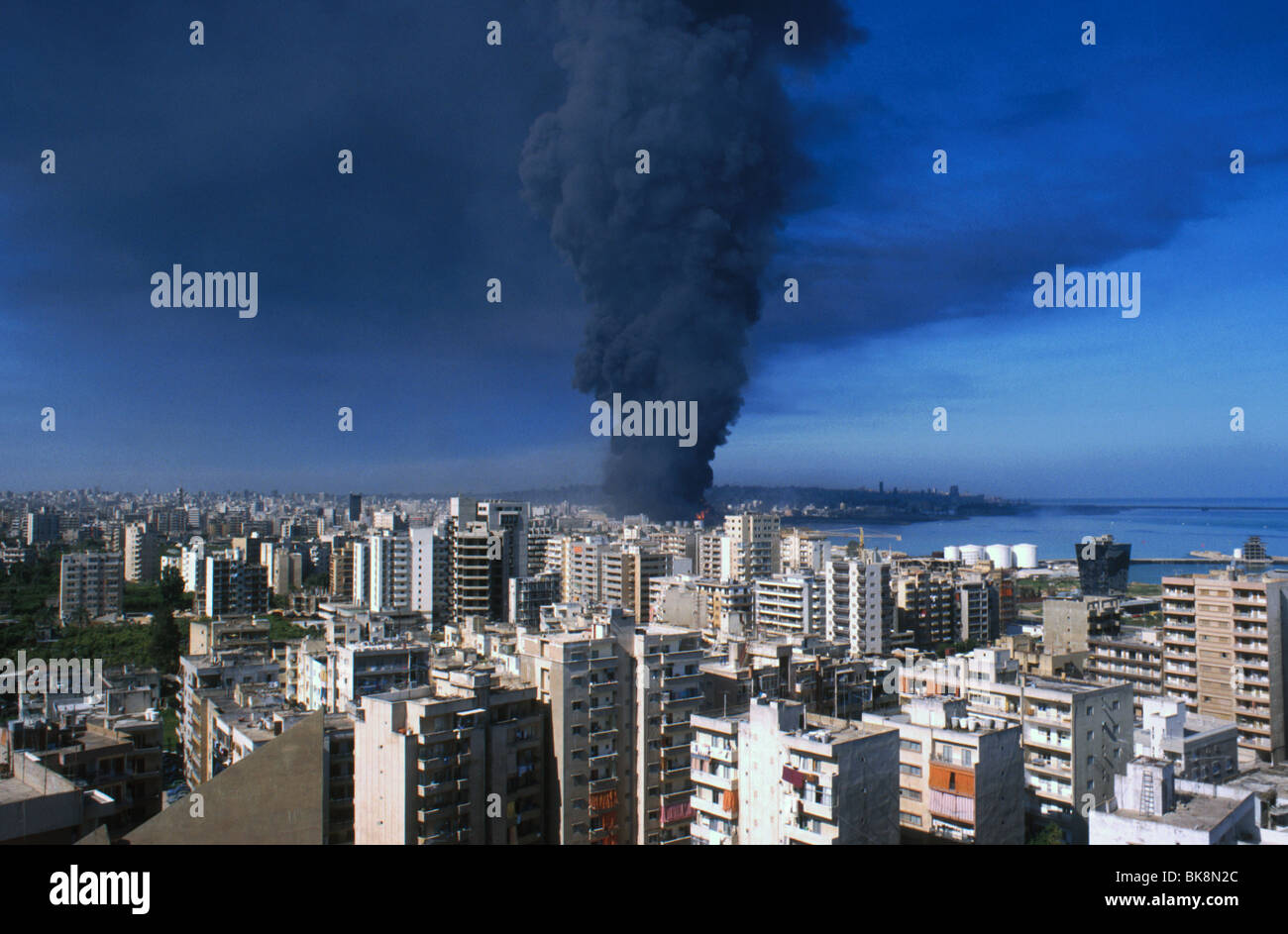 Gewaltige Explosion einer Gas-Tank nach Anschlägen in Bourj Hammoud Beirut Libanon Bürgerkrieg 1989 Stockfoto