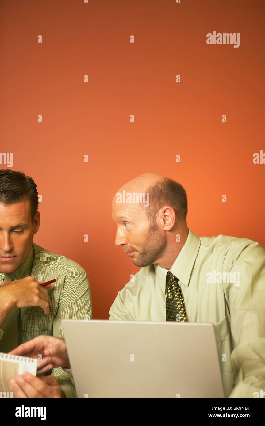 Zwei Geschäftsleute diskutieren in einem Büro Stockfoto