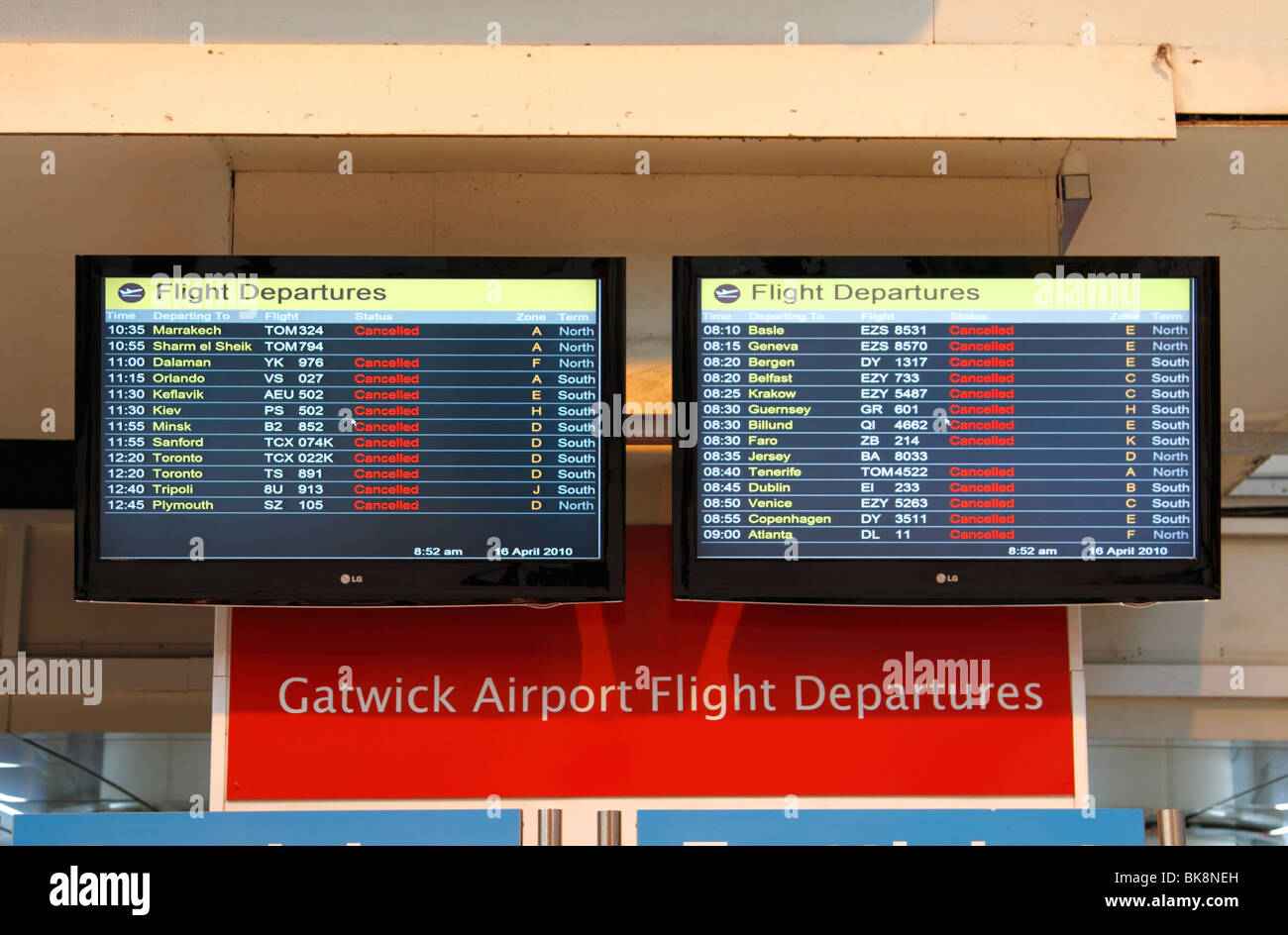 Bretter an der London Victoria Station zeigt alle Flüge von Gatwick abgesagt wegen der Vulkanausbruch Island Eyjafjallajoekull Vulkan Stockfoto