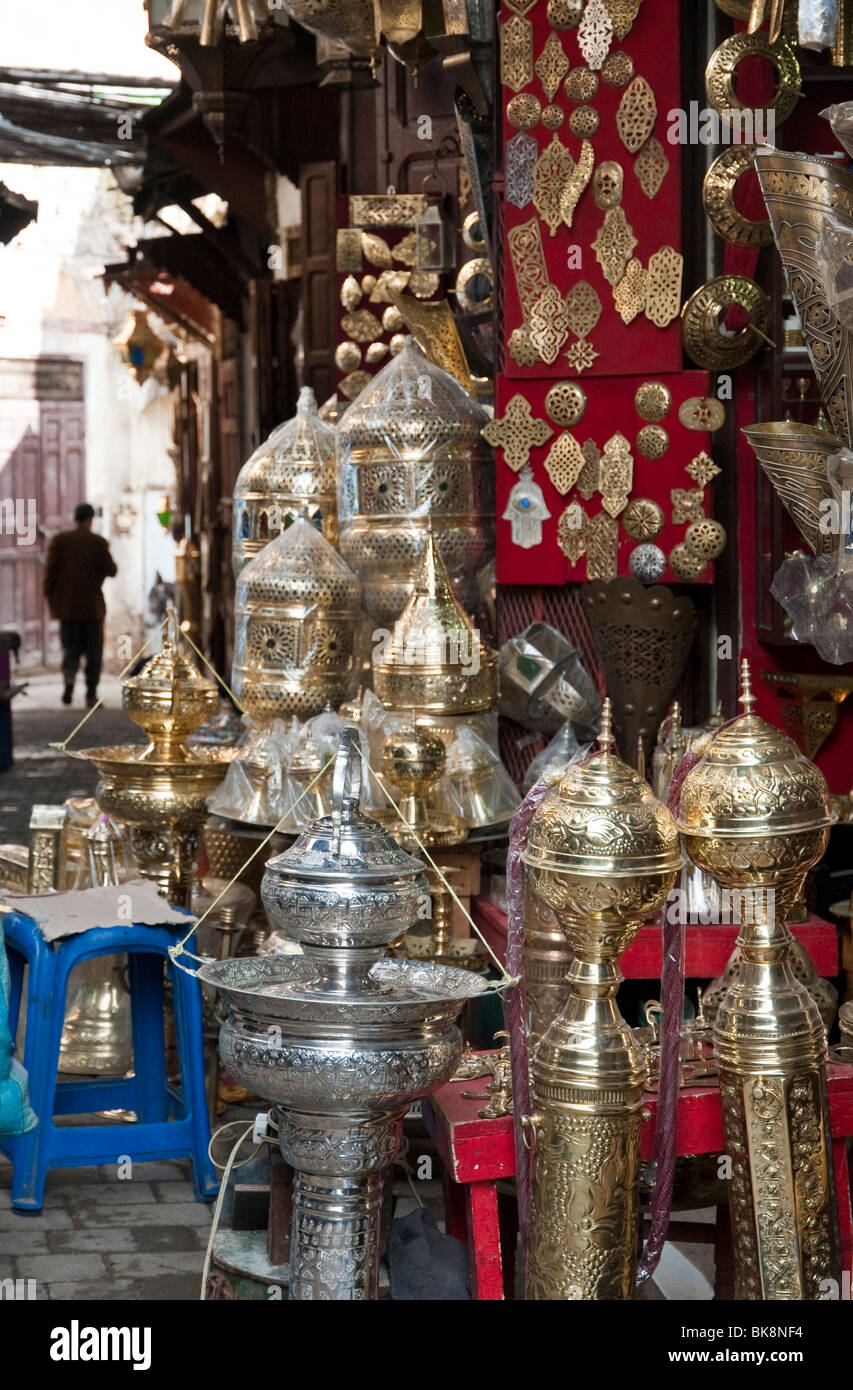 Messinggeschirr verkaufe im Souk in Fes, Marokko Stockfoto