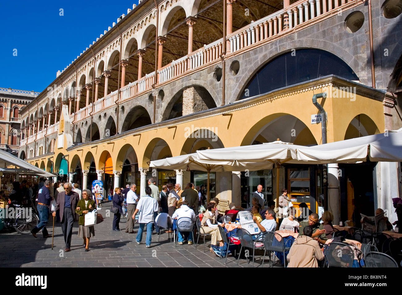 Padua, Piazza Delle Erbe, Salone & Cafe Stockfoto