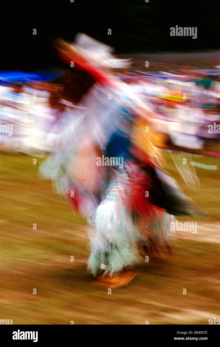 Actionfoto von Native American Indian einen traditionellen Tanz zu einem Pow Wow, Forksville Messegelände, Pennsylvania, USA Stockfoto