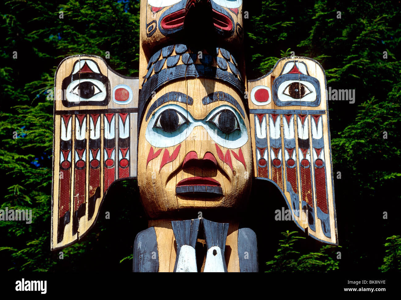 Totem Bight historische Staatspark, Tongass Erfüllung Wald, Ketchikan, Alaska. Native American Indian Schnitzerei in einem Zeder-Protokoll. Stockfoto