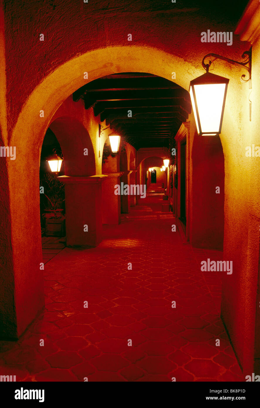 Tlaquepaque, Spanisch-kolonialen Stil Architektur Dorf von Geschäften und Galerien entwickelt von Abe Miller, Sedona, Arizona, USA Stockfoto