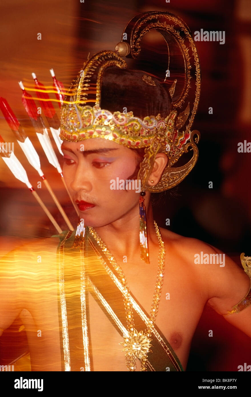 Native Mann in Tracht, die Durchführung einer klassischen javanischen Tanz in einem Hotel in Yogyakarta, Java, Indonesien Stockfoto