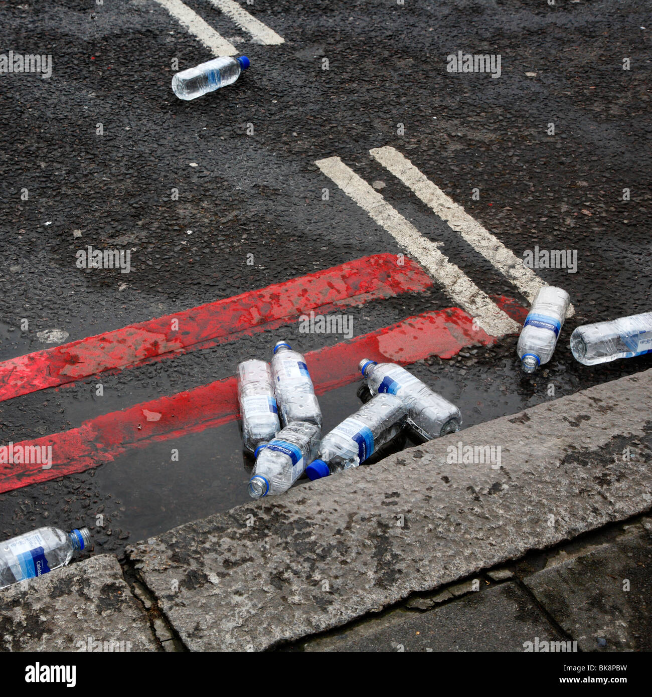 Weggeworfene Flaschen mit Wasser, Sport Relief Meile 2010, London, UK Stockfoto