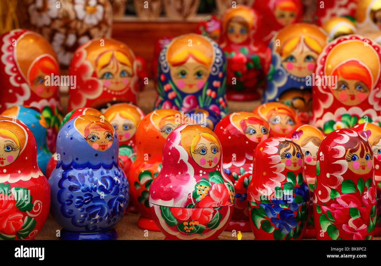 Matroschka Matrioshkas bunten Puppe Puppen, Babuschka Babushkas russische bunten Puppe Puppen, russische verschachtelte Puppe Puppen Stockfoto