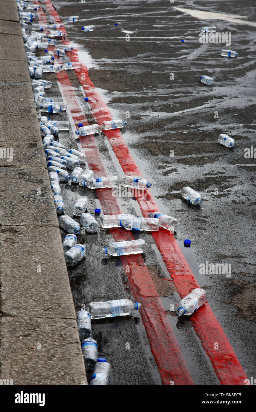Weggeworfene Flaschen mit Wasser, Sport Relief Meile 2010, London, UK Stockfoto