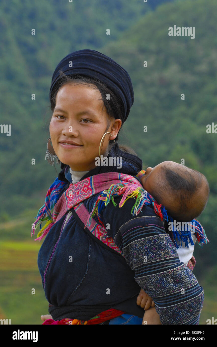 Hmong Frau und Baby Nordvietnam Stockfoto