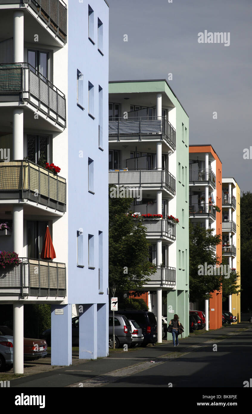 Mehrfamilienhäuser mit bunten Fassaden, Dortmund, Nordrhein-Westfalen, Deutschland, Europa Stockfoto