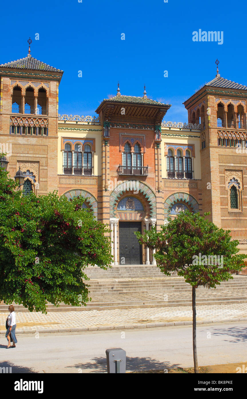 Museum der Volkskunst & Zoll im Mudéjar-Stil-Pavillon im Maria Luisa Park. Sevilla. Andalusien, Spanien Stockfoto