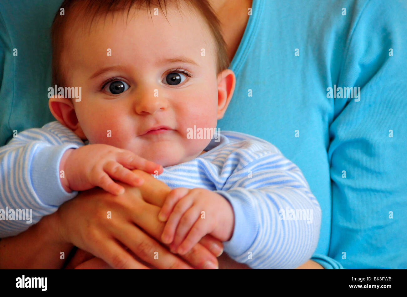 Mutter und Baby Boy fünf Monate alt-Modell veröffentlicht Stockfoto