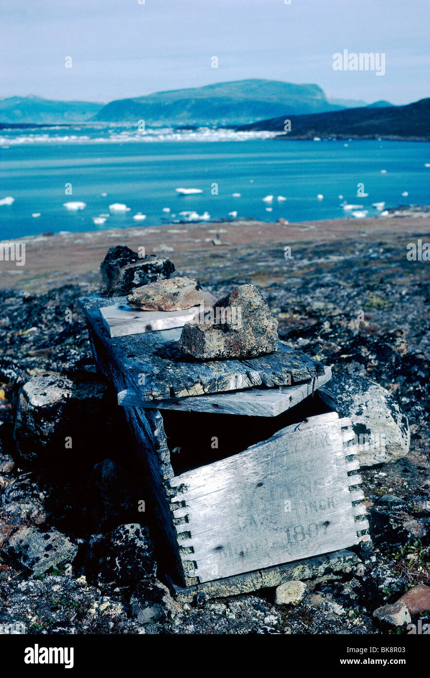 Über dem Boden ein Sarg und Grab von einem alten Walfänger an Kekerten Historic Park, Kekerten Insel, Nunavut, Kanada Stockfoto