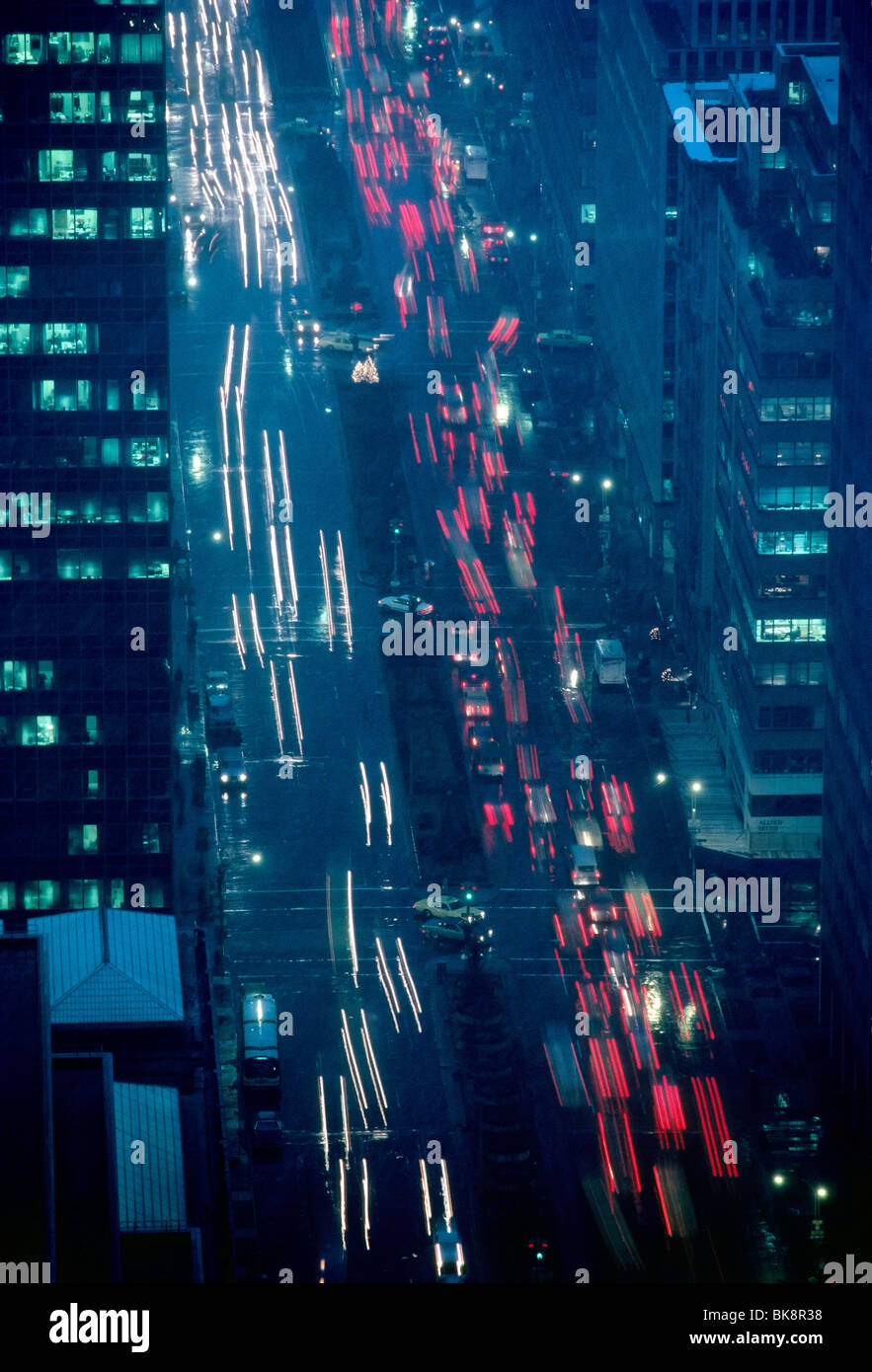 Nachtzeit Blick hinunter auf die Lichter und Verkehr in Regen auf Fifth Avenue, New York City, New York, USA Stockfoto