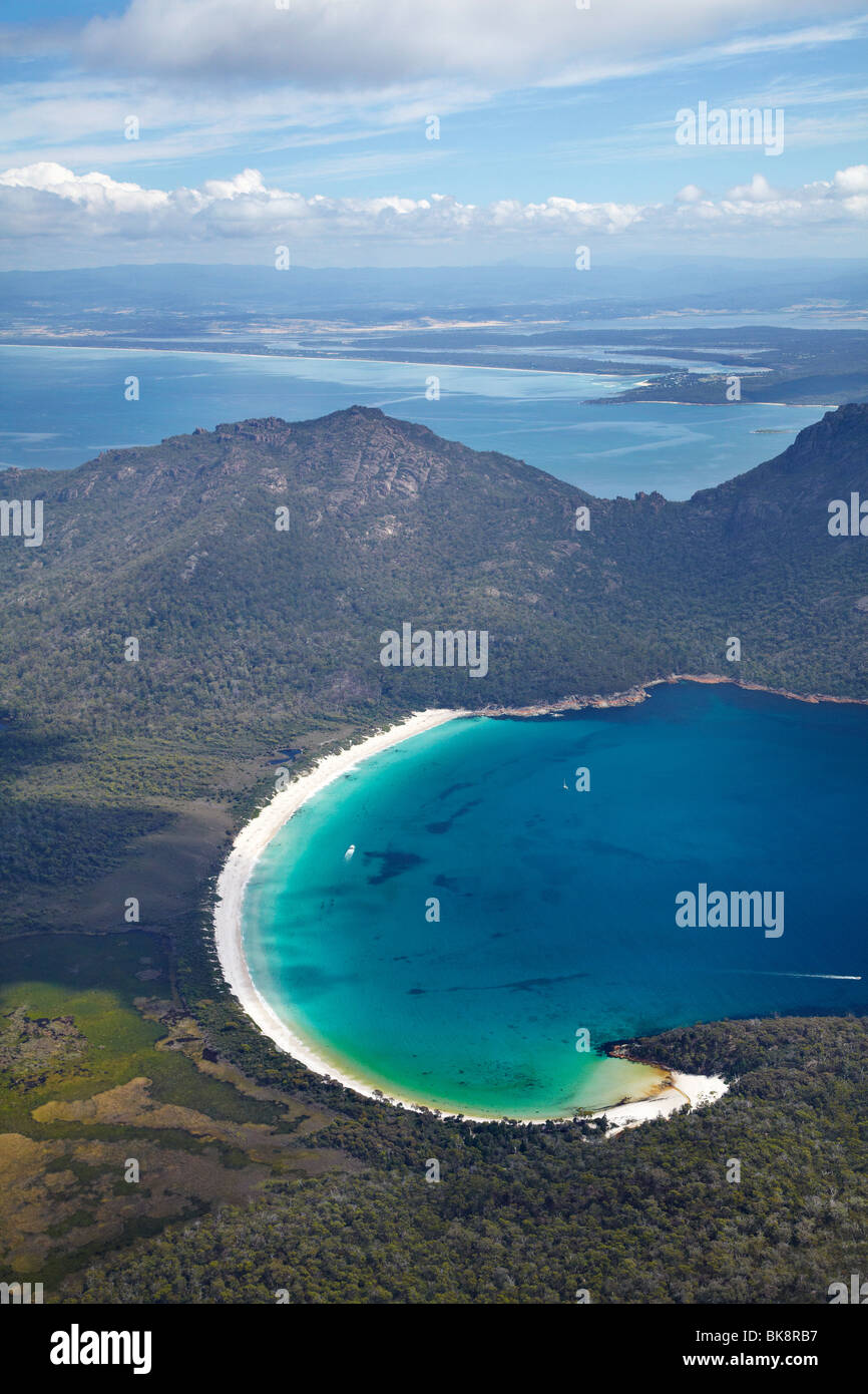 Wineglass Bay und die Gefahren, Freycinet National Park, Freycinet Peninsula, östlichen Tasmanien, Australien - Antenne Stockfoto