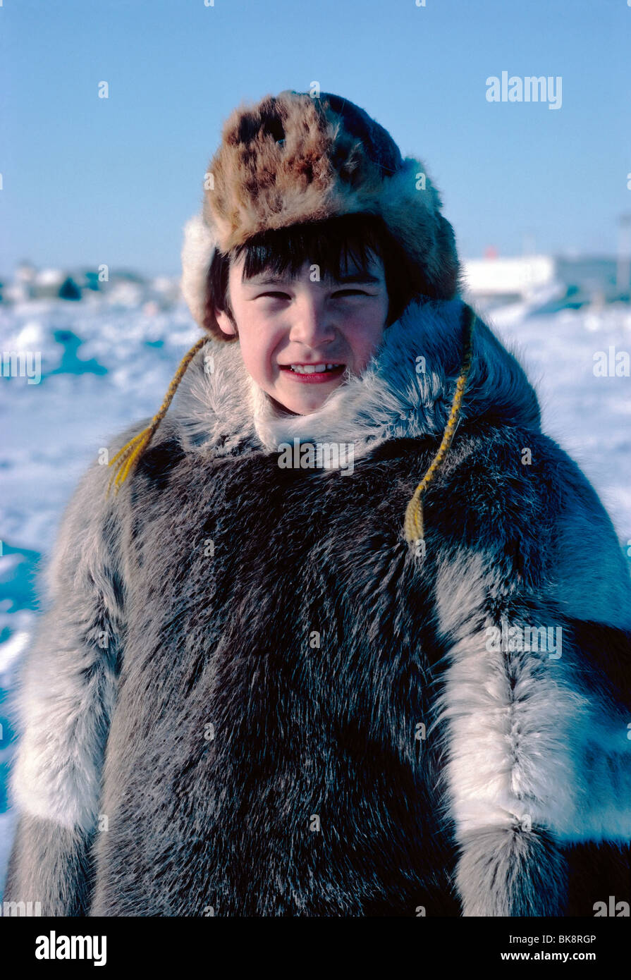 Nigel Boddy, Einheimische junge, gekleidet in traditionellen Inuit Haut  Kleidung, Iqaluit, Baffininsel, Nunavut, Kanada Stockfotografie - Alamy