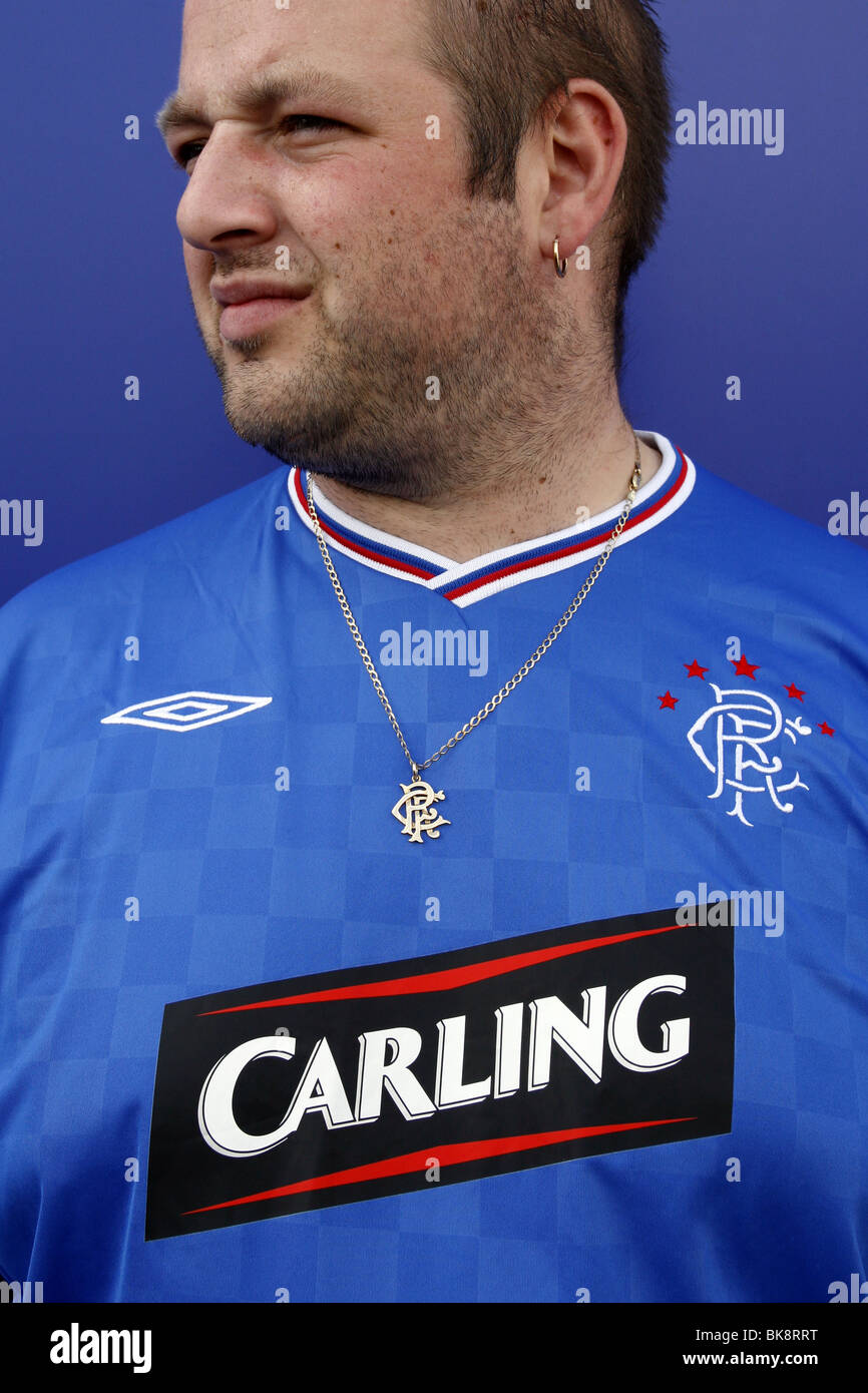 Glasgow Rangers Fußball-Fan mit Club-Logo-Halskette, Glasgow, Schottland Stockfoto