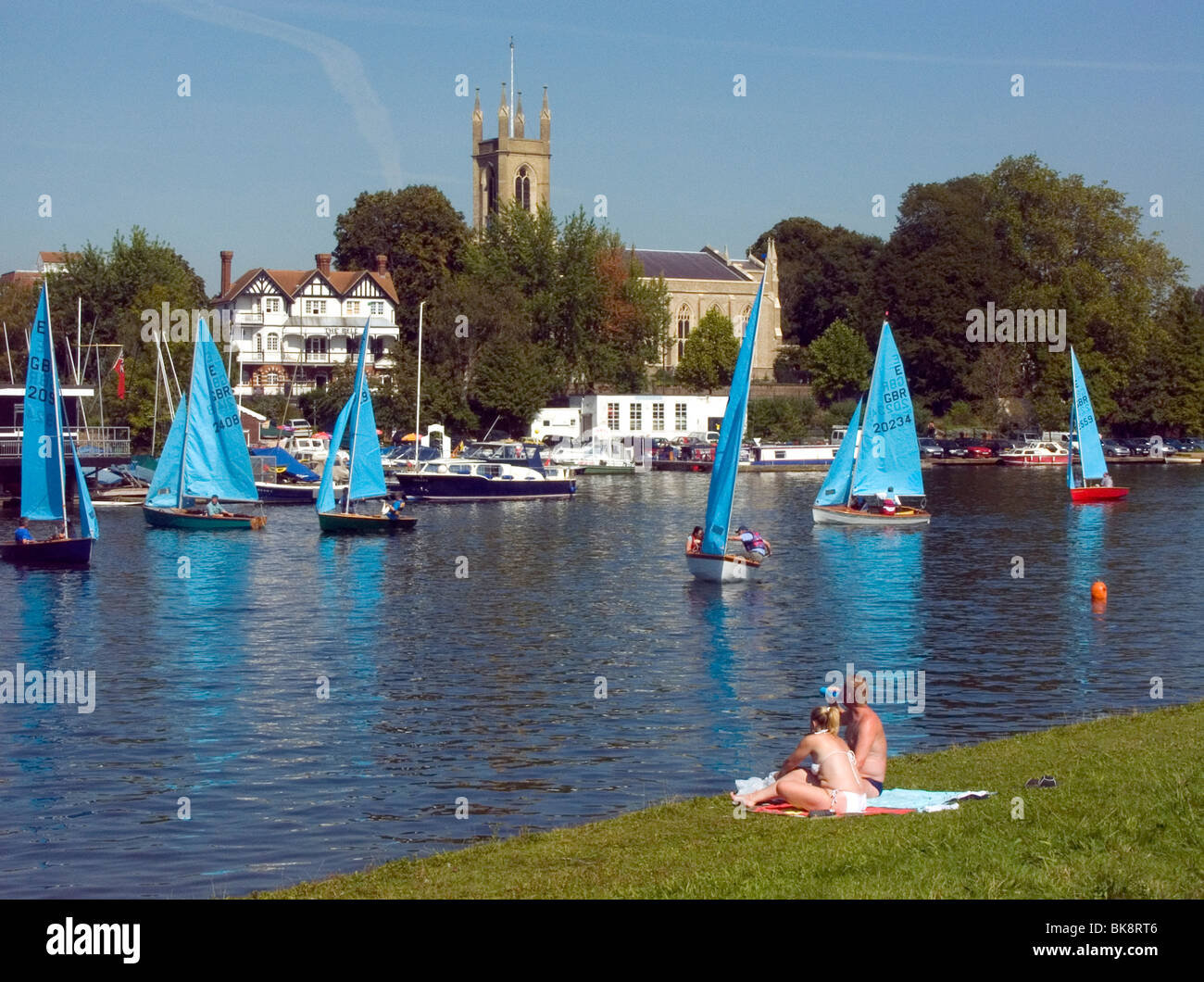 Middlesex, Hampton Kirche & Segelboote Stockfoto