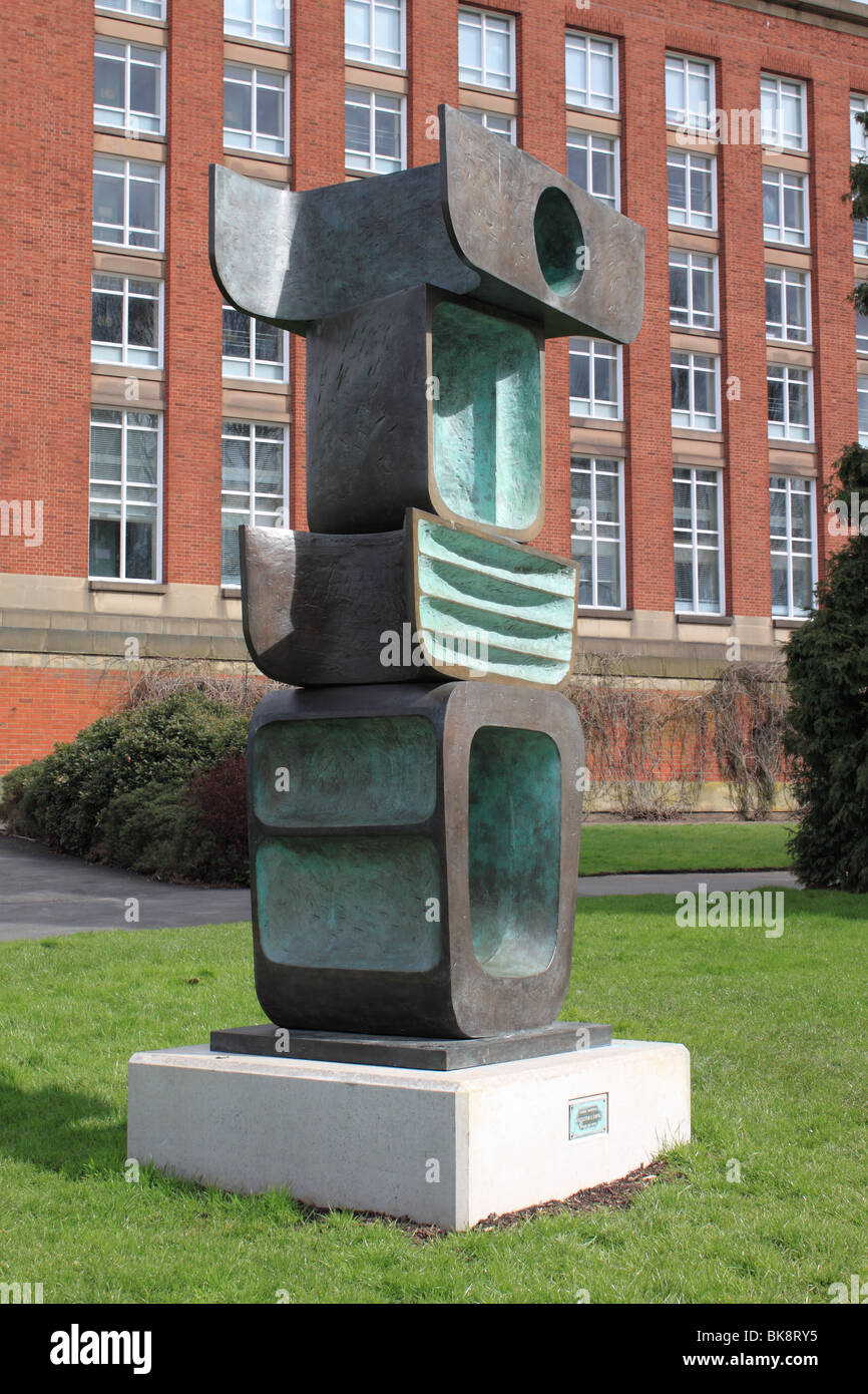 Skulptur "Vorfahren 1" (1970) von Barbara Hepworth, stehen außerhalb der Main Library, University of Birmingham Edgbaston Campus Stockfoto