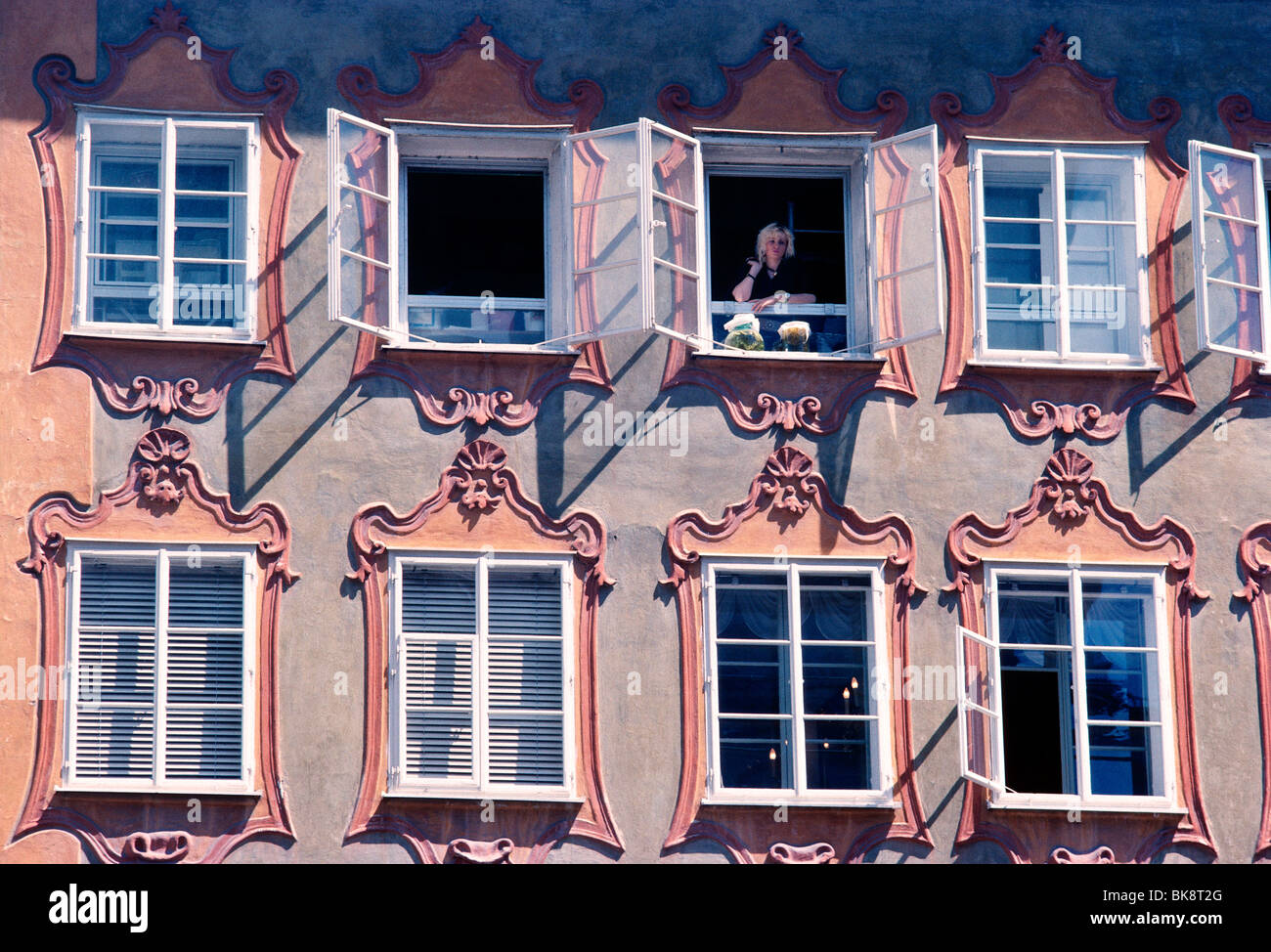 Frau angesehen durch offene Wohnung Fenster, Salzburg, Österreich Stockfoto