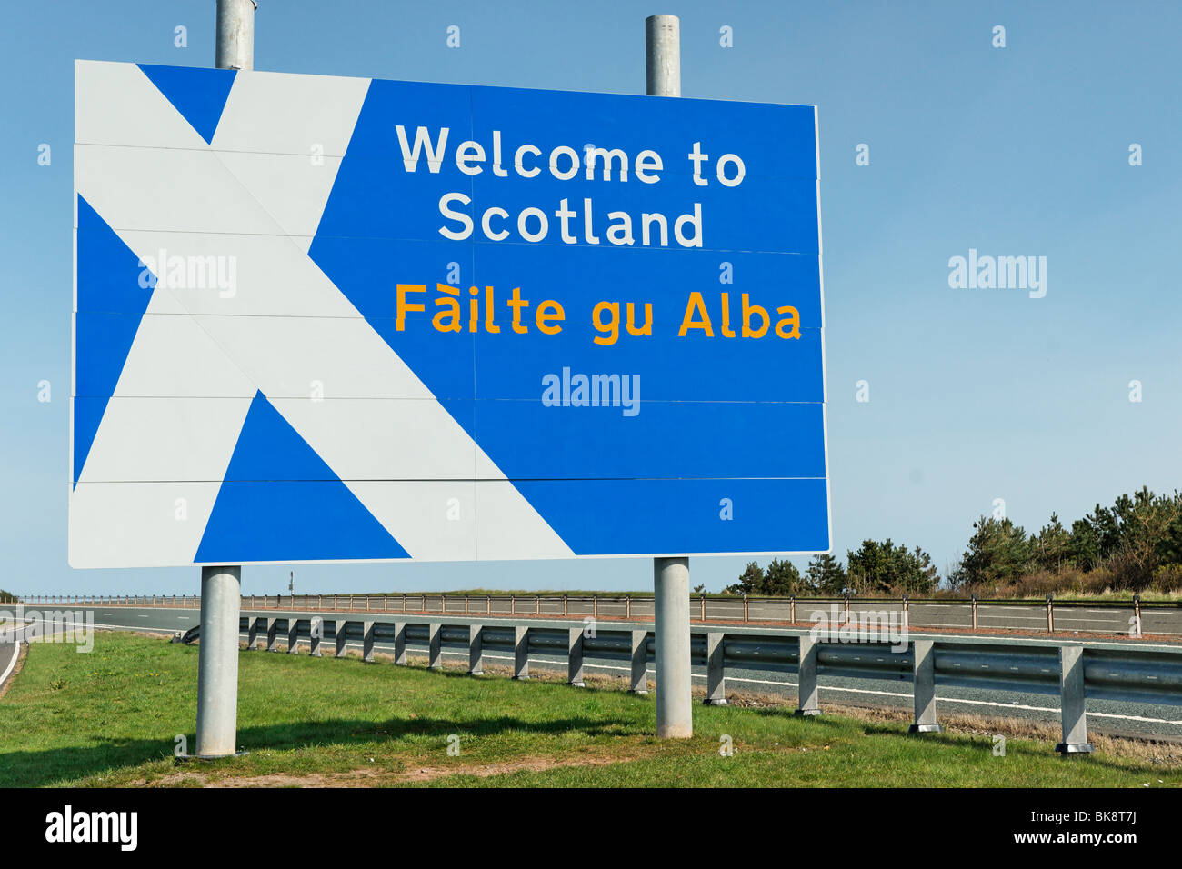 Herzlich Willkommen Sie in Schottland Grenze Zeichen auf der A1 nördlich von Berwick am Tweed, UK. Failte gu Alba im gälischen Stockfoto