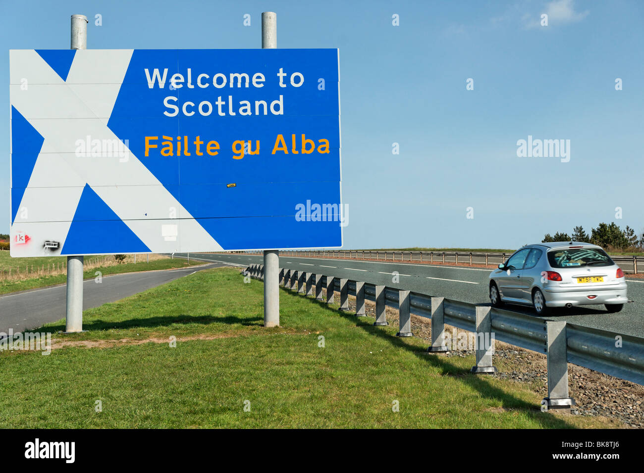 Herzlich Willkommen Sie in Schottland Grenze Zeichen auf der A1 nördlich von Berwick am Tweed, UK. Failte gu Alba im gälischen Stockfoto