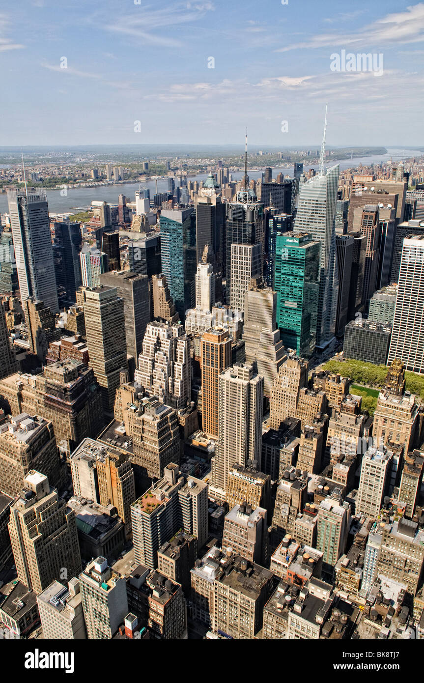 NEW YORK, Vereinigte Staaten – die Skyline von Manhattan, von der Spitze des Empire State Building aus gesehen, bietet ein atemberaubendes Panorama auf die berühmten Wolkenkratzer und die urbane Landschaft von New York City. Stockfoto