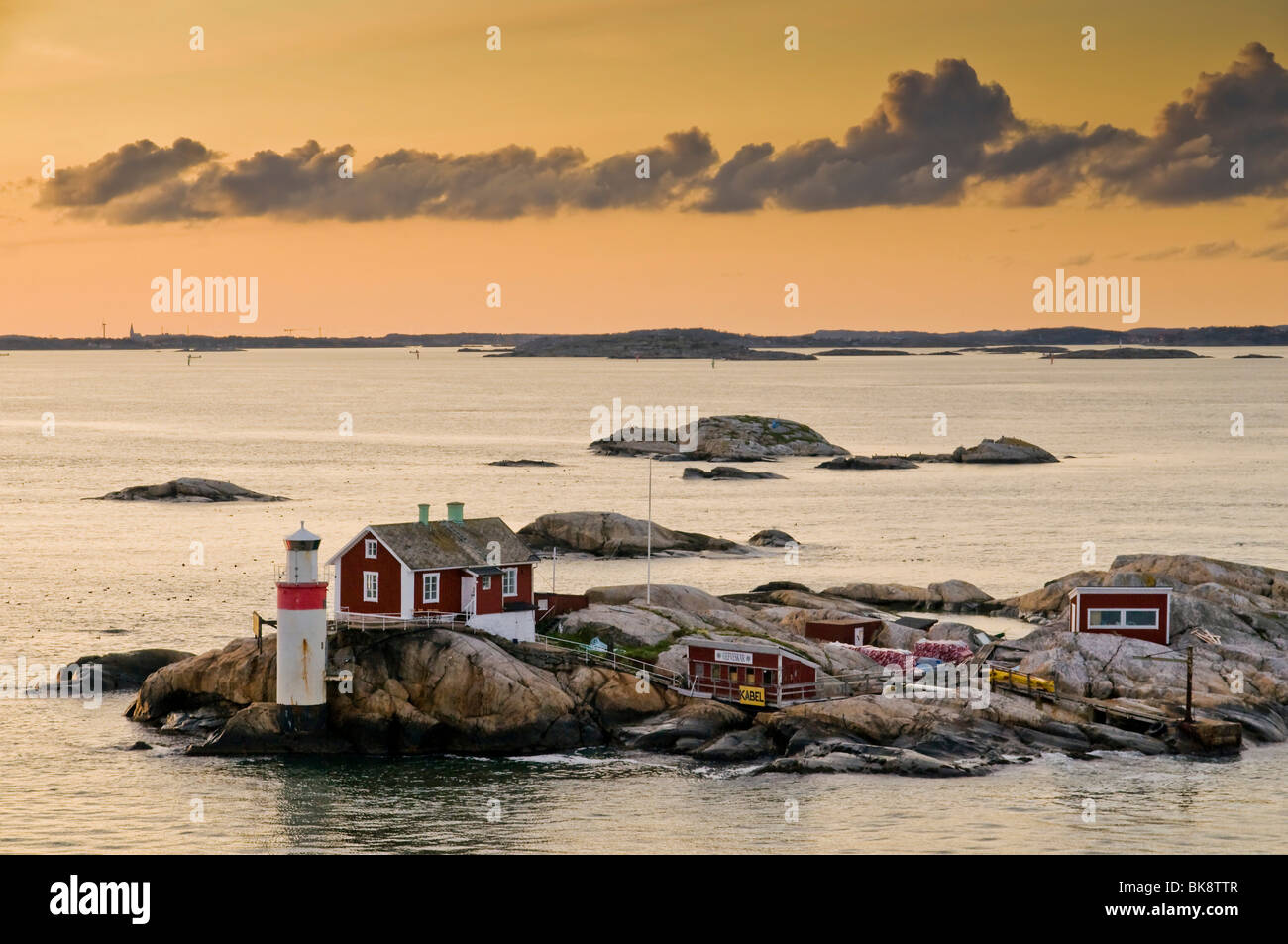 Insel des Archipels mit Leuchtturm in der Nähe von Göteborg, Schweden, Skandinavien, Europa Stockfoto