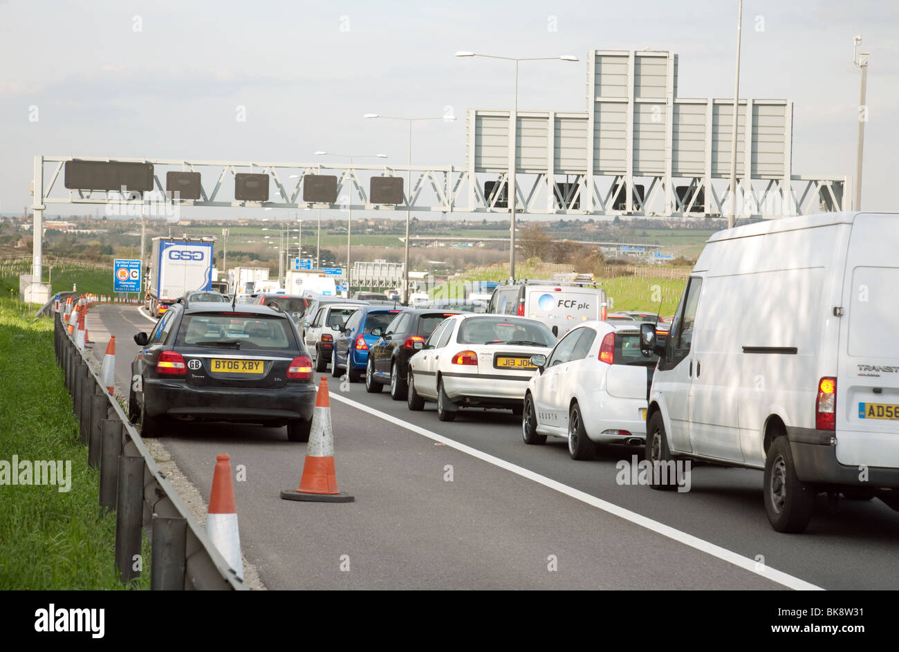 Auto auf der Autobahn Standstreifen, M25, Kent UK aufgeschlüsselt Stockfoto