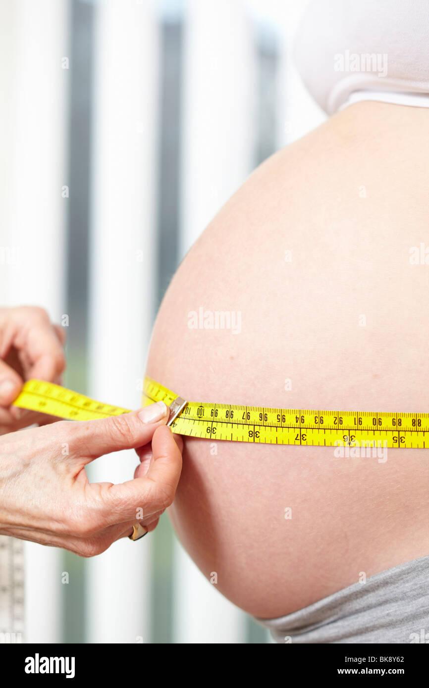 Hände, die Messung der schwangeren Bauch Stockfoto