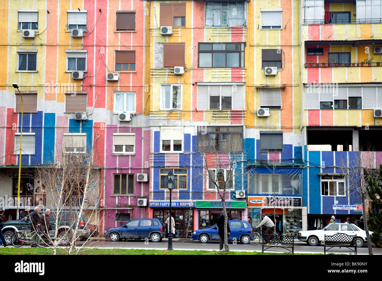 Viele Gebäude in Albaniens Hauptstadt Tirana werden von einem Bürgermeister. Caprice, in Mustern von lebendigen Farben gemalt Stockfoto