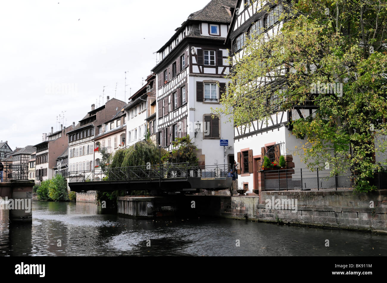 Brücke in die Altstadt, Bootsfahrt auf dem Fluss Ill, Straßburg, Elsass, Frankreich, Europa Stockfoto