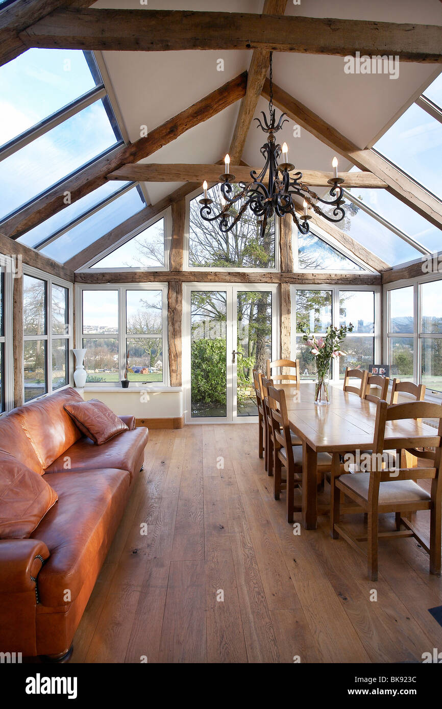 Orangerie Typ Wintergarten Innenansicht eines Hauses mit Eichenrahmen, Stroud, England, UK. Stockfoto