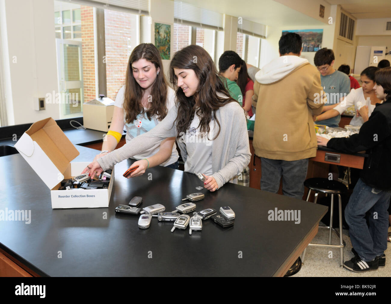 High School Umwelt club treffen, nördlichen New Jersey. Studenten sind alte Handys zu senden, für das recycling Verpackung. Stockfoto