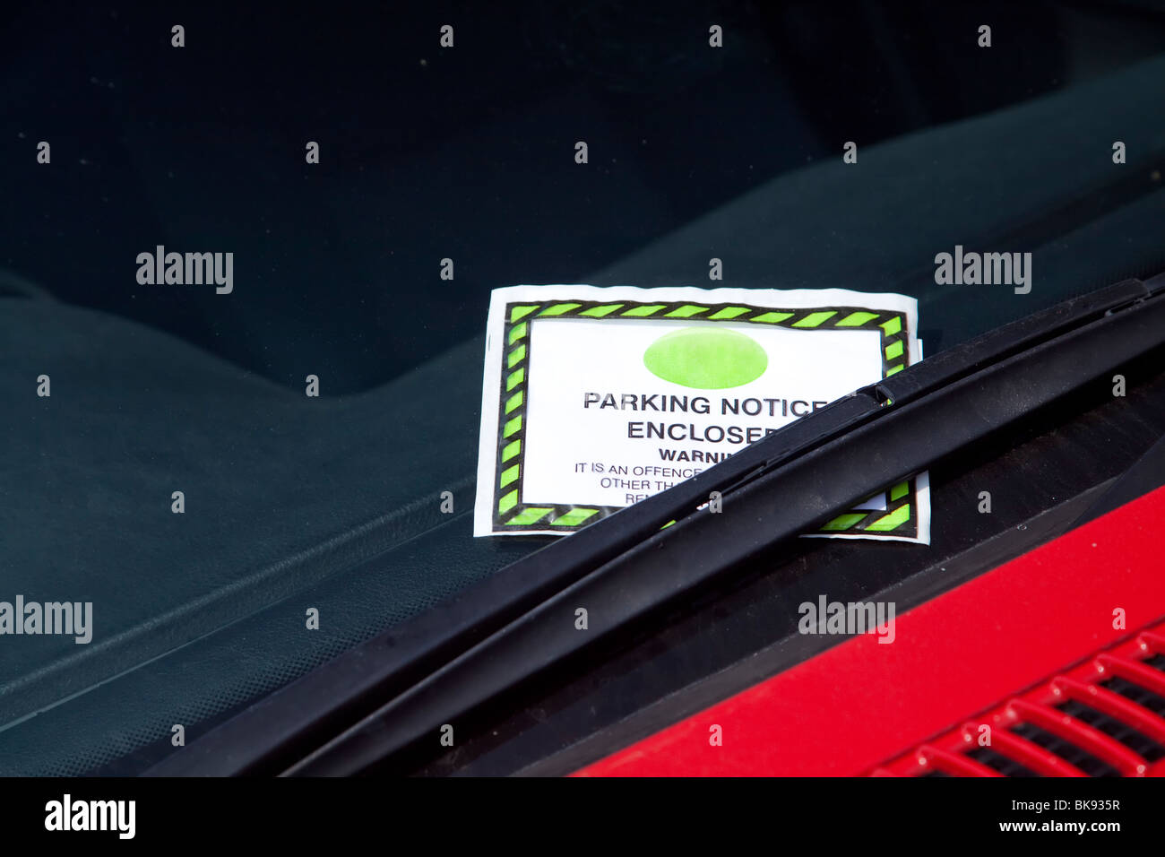 Einen Strafzettel von einem privaten Parkplatz-Unternehmer mit allen Marken / Logos entfernt. Stockfoto