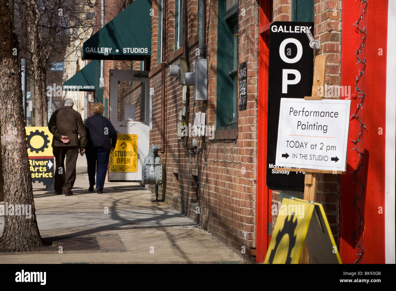 Paar Besuch Ateliers im Fluss Arts District, Asheville, North Carolina Stockfoto