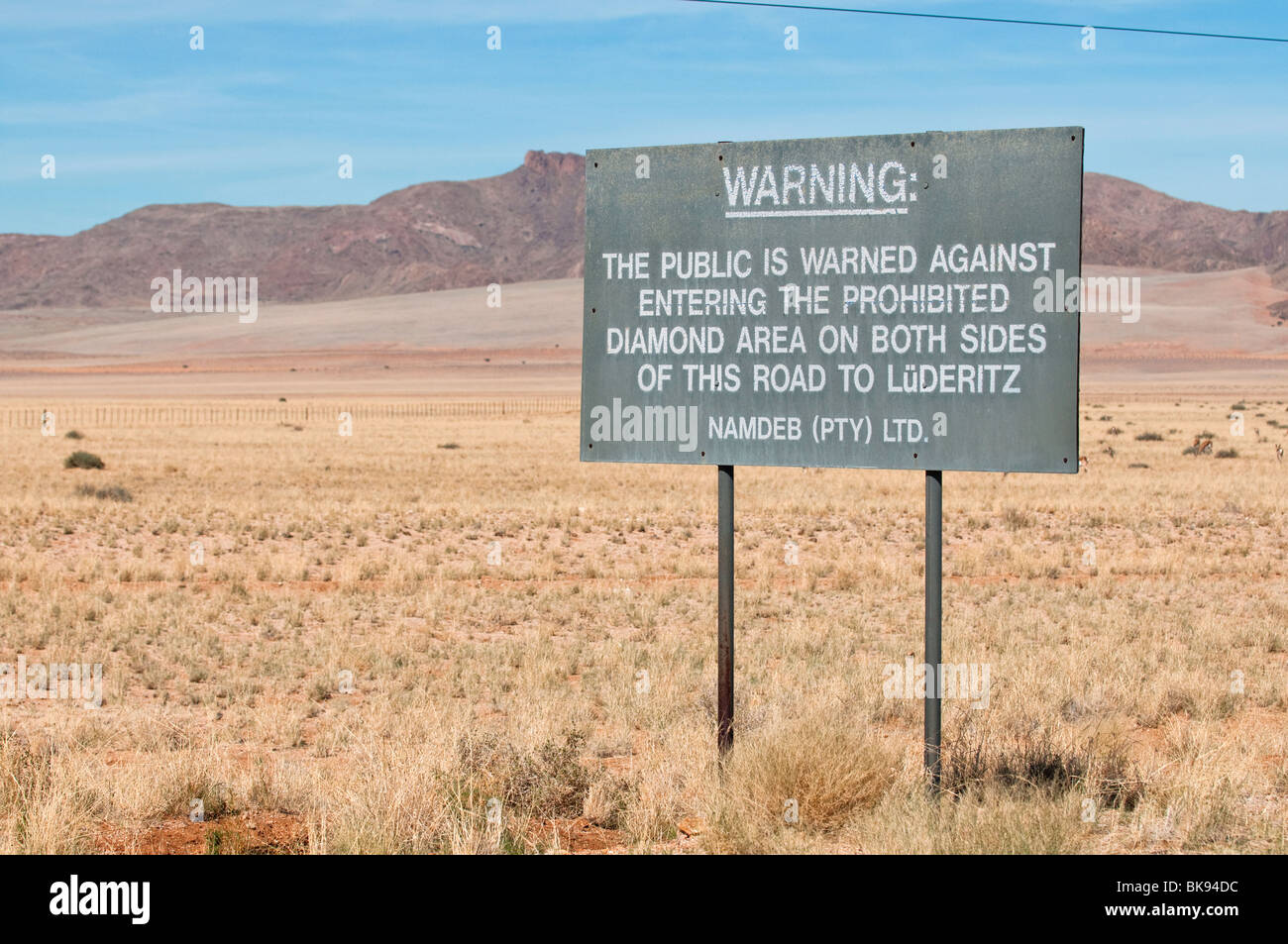 Warnzeichen die Öffentlichkeit zu verbieten, Diamond Mining Sperrgebiet auf dem Weg nach Lüderitz, Namibia einzugeben. Stockfoto