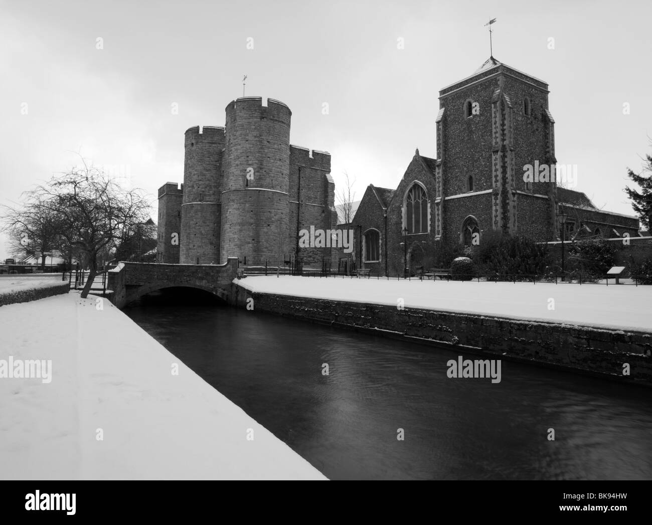 Blick auf die Westgate Towers mit Schnee in Canterbury, Kent, UK bedeckt. Stockfoto