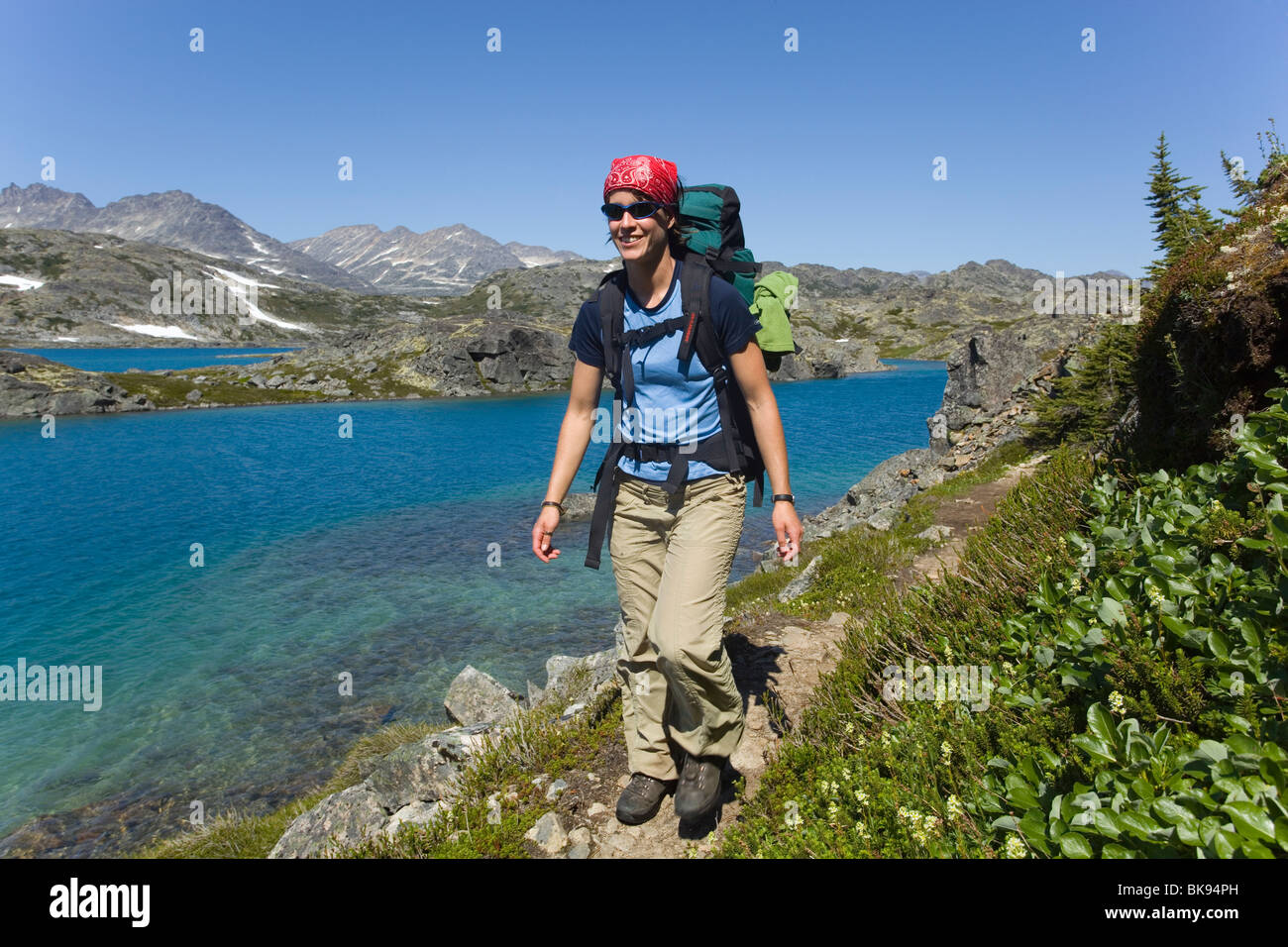Junge Frau, Wandern, Wandern, Wanderer mit Rucksack, historische Chilkoot Pass, Chilkoot Trail, Kratersee hinter, alpine tundra Stockfoto