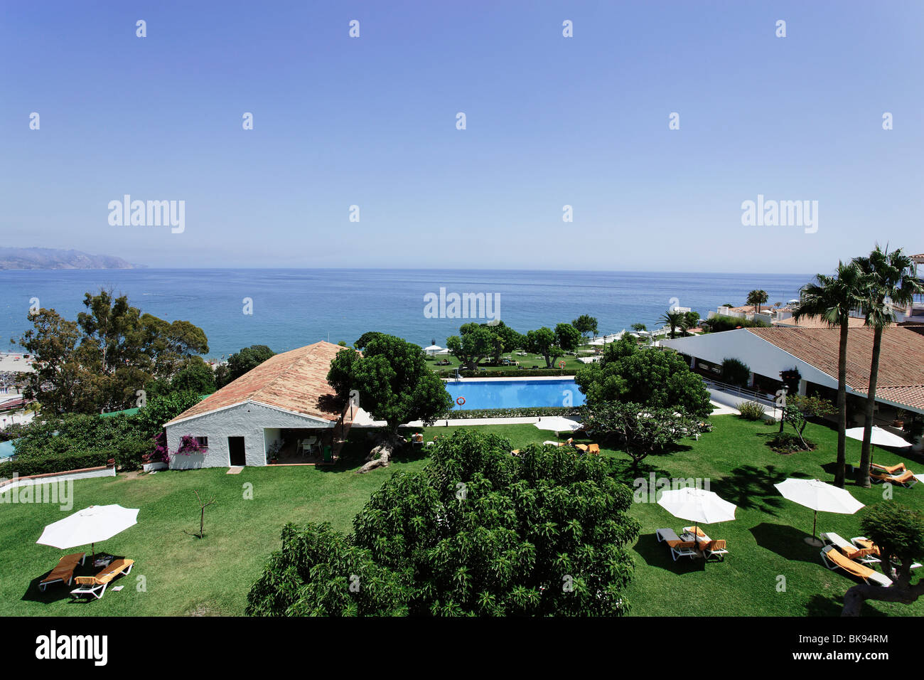 Blick auf Hotel-Anlage, Mittelmeer, Nerja, Andalusien, Spanien Stockfoto