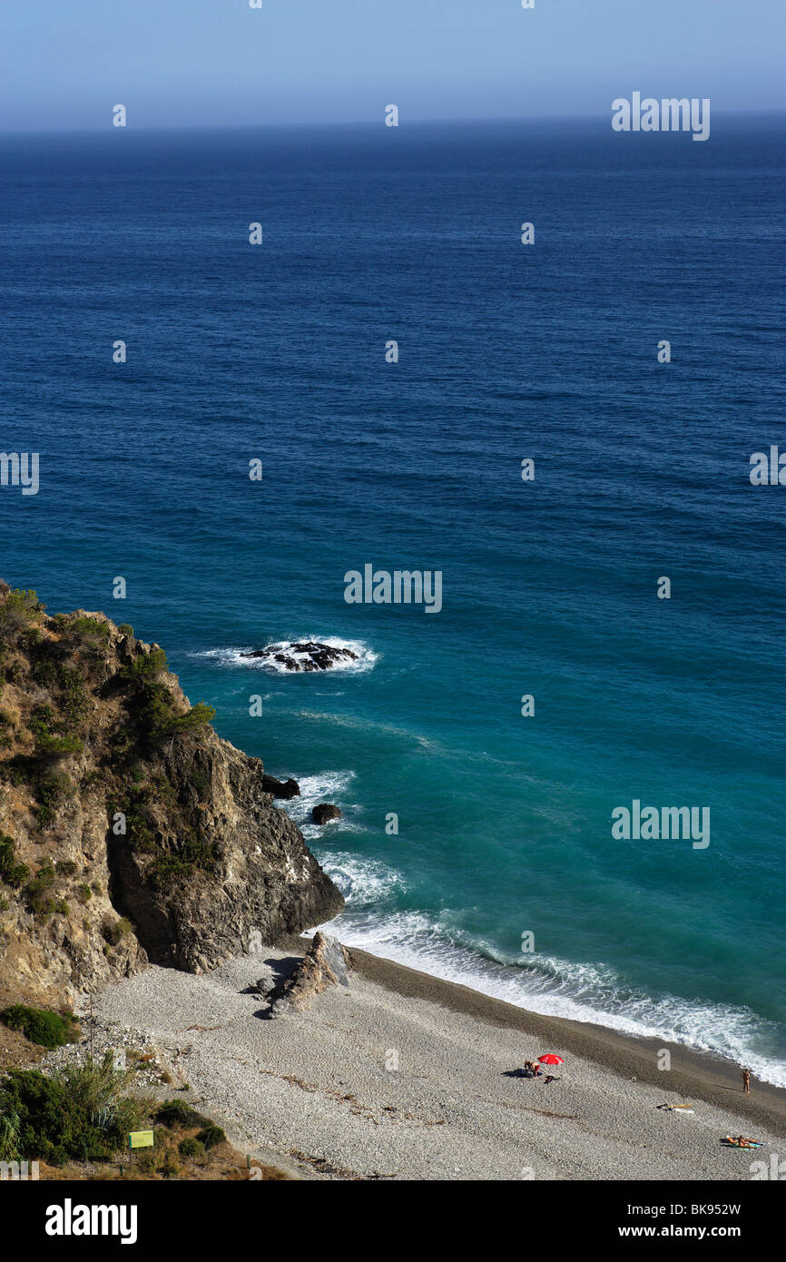 Vogelperspektive Blick auf Strand Calas del Pino, Nerja, Andalusien, Spanien Stockfoto