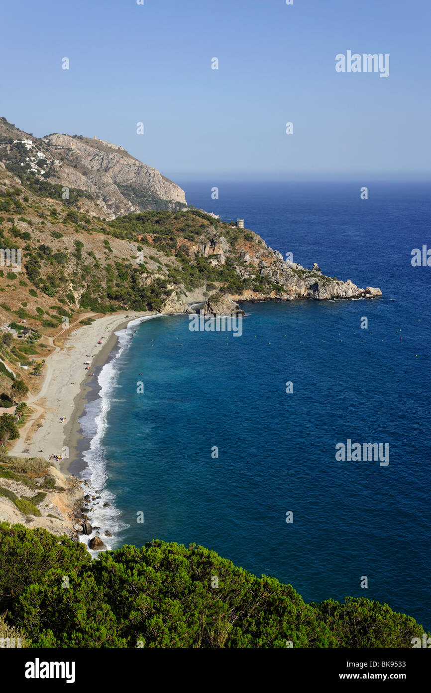 Blick über den Strand Playa El Cañuelo, Nerja, Andalusien, Spanien Stockfoto