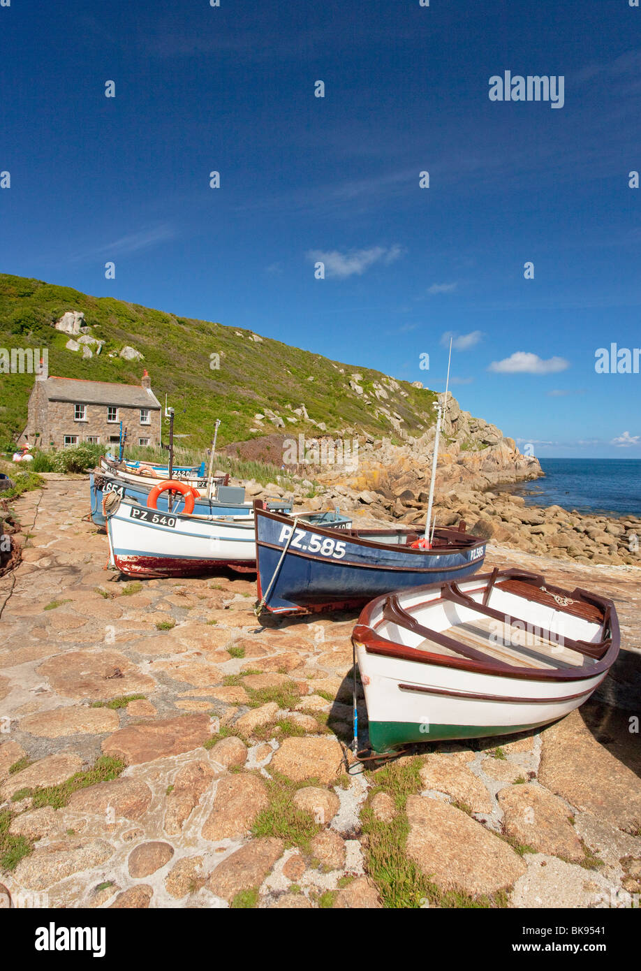 Angelboote/Fischerboote an der Küste, Lands End, Cornwall, England Stockfoto