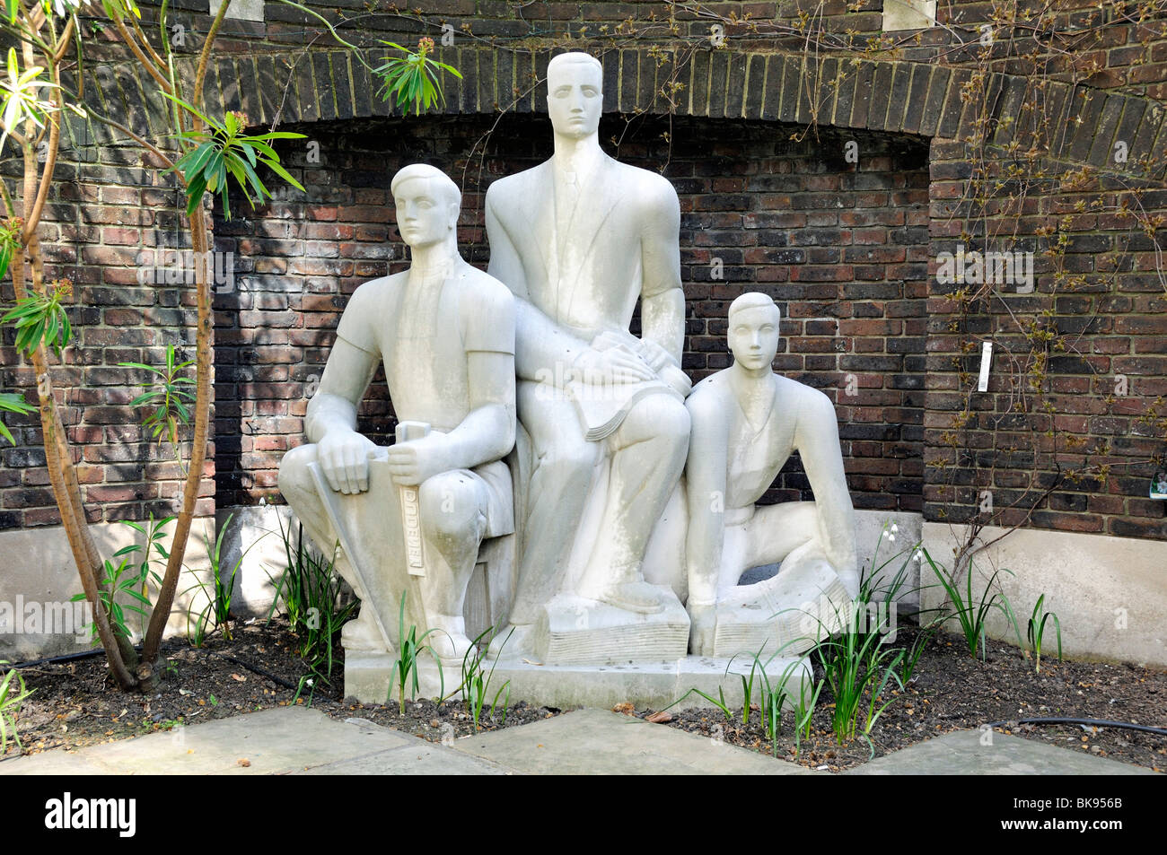 Die drei Drucker des Bildhauers Wilfred Dudeney RBS in The Goldsmiths Firma Garten Gresham Street in der City of London-UK Stockfoto