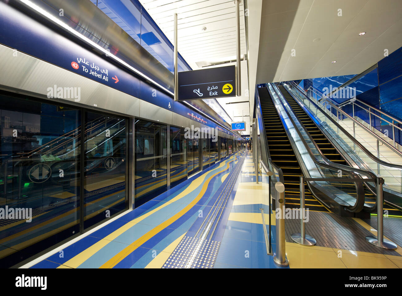 Blick auf die Plattform der Khalid Bin Al Waleed Station auf der Dubai Metro System in den Vereinigten Arabischen Emiraten. Stockfoto