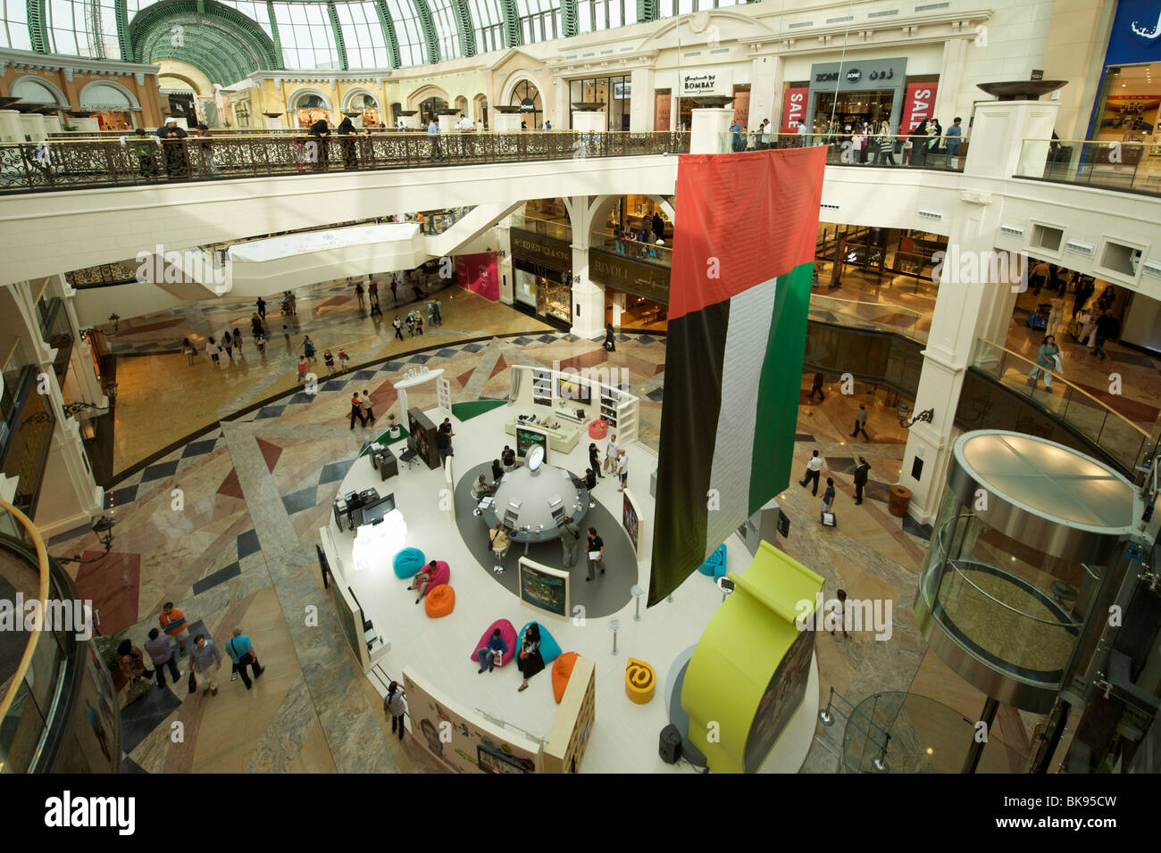 Innenraum der Mall of Emirates-Einkaufszentrum in Dubai, den Vereinigten Arabischen Emiraten. Stockfoto