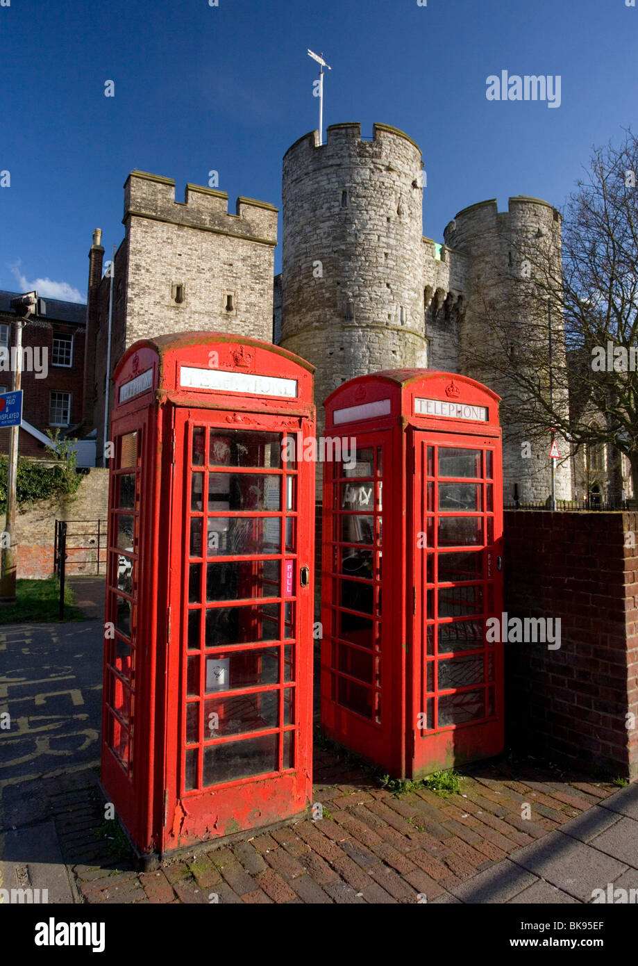 Telefonzellen und Westgate Towers in Canterbury, Kent, UK. Stockfoto