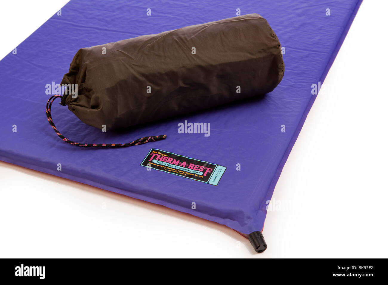 Campingausrüstung, Therm erholend selbst aufblasen camping Matratze aufgeblasen und in kompakten Sack verpackt Stockfoto