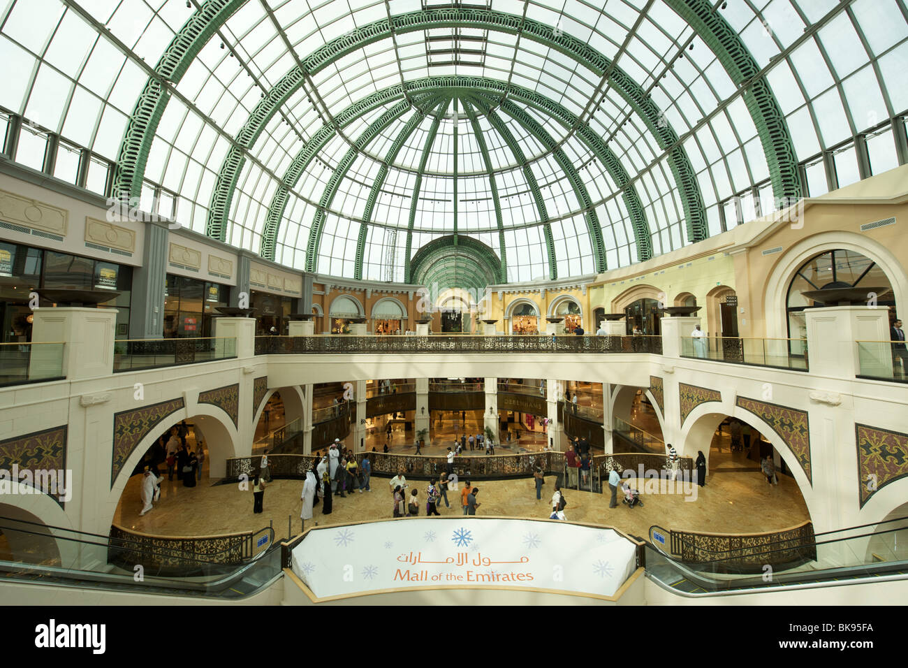Innenraum der Mall of Emirates-Einkaufszentrum in Dubai, den Vereinigten Arabischen Emiraten. Stockfoto