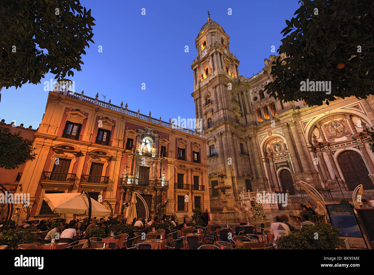 Cafe an der Plaza del Obispo, Kathedrale im Hintergrund, Malaga, Andalusien, Spanien Stockfoto